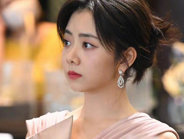 张楚楚|一组热巴未修图曝光！方形脸痘痘肌，内娱颜值天花板滤镜粉碎