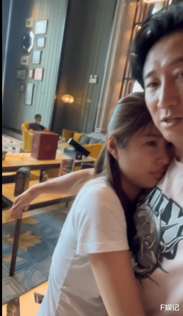 周家蔚|周家蔚带两个儿子回家与洪天明分开 一家四口离别时伤感落泪