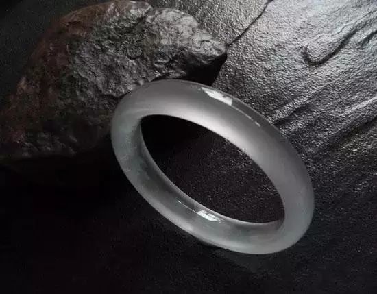 |10万切出80多条手镯,你和千万富翁之间就只差一块石头!