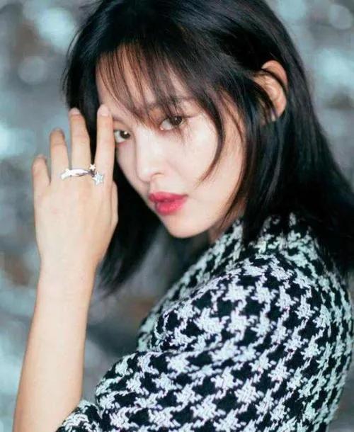 发型 只剪不烫又好看的中长发有哪些？简约时尚的锁骨发，好打理显脸小