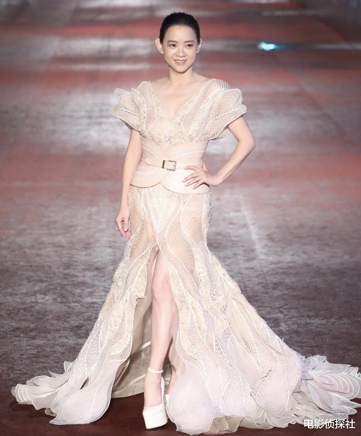 林心如|金钟奖演员走红毯:林心如撑不起来裙子,杨祐宁用力过猛