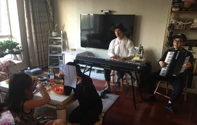 王铮亮晒出自己的家,装修朴素像普通家庭,连刘涛都喜欢上门做客