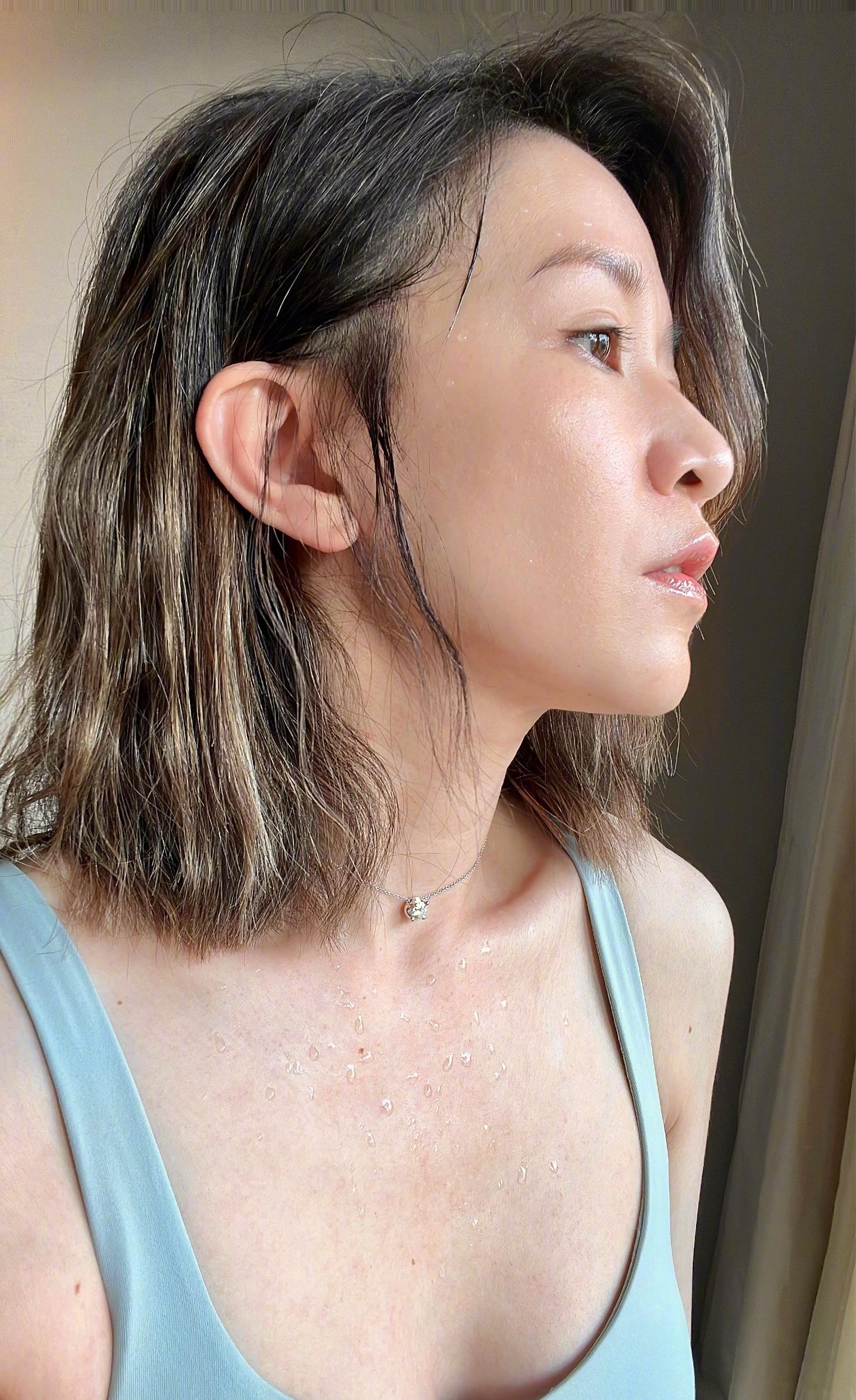 |47岁佘诗曼扎公主头现身跟平时披发差距大，我感觉她一下就变老了