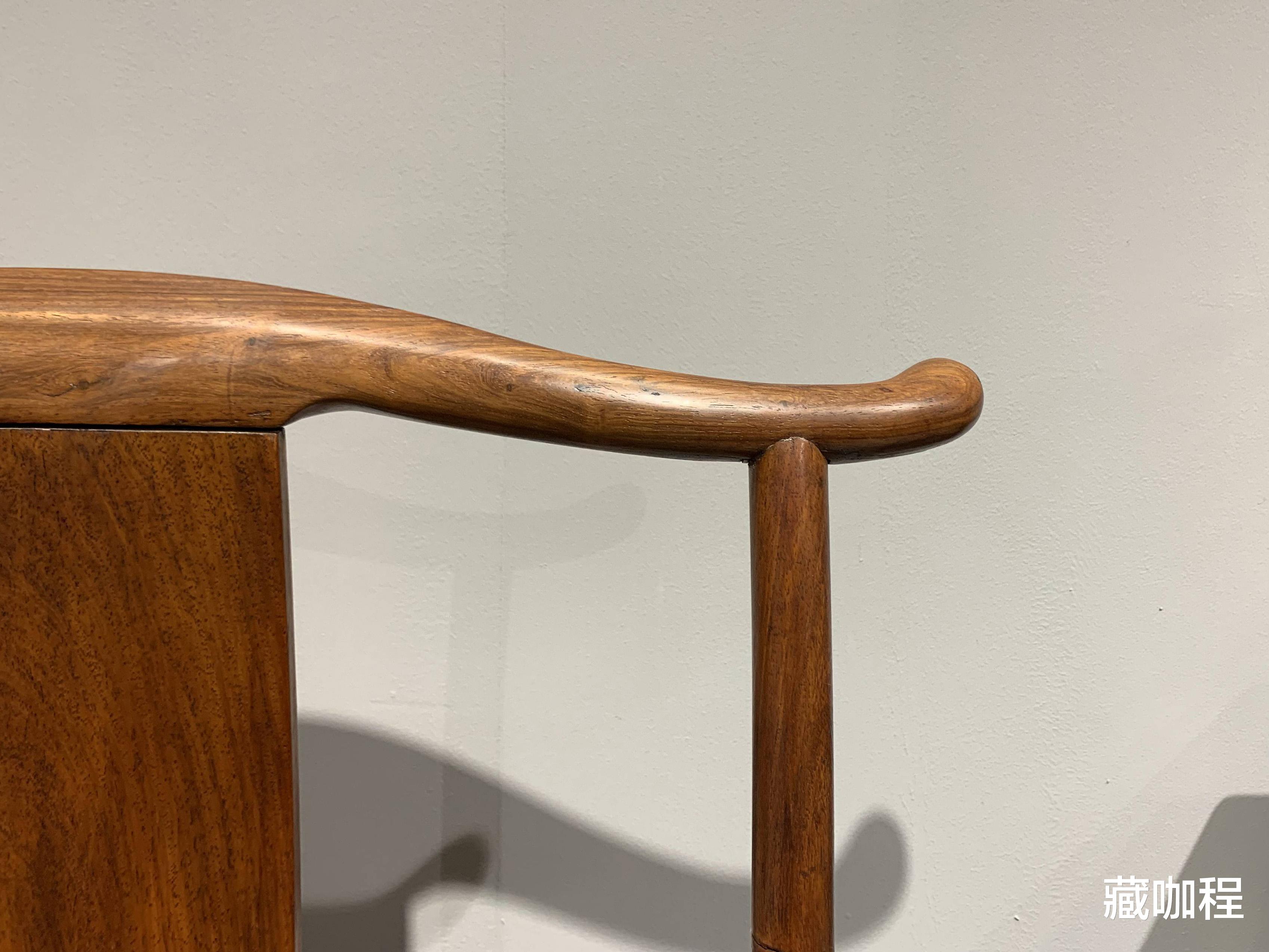 |搭脑中弯、两端后撇，牛头式黄花梨四出头椅