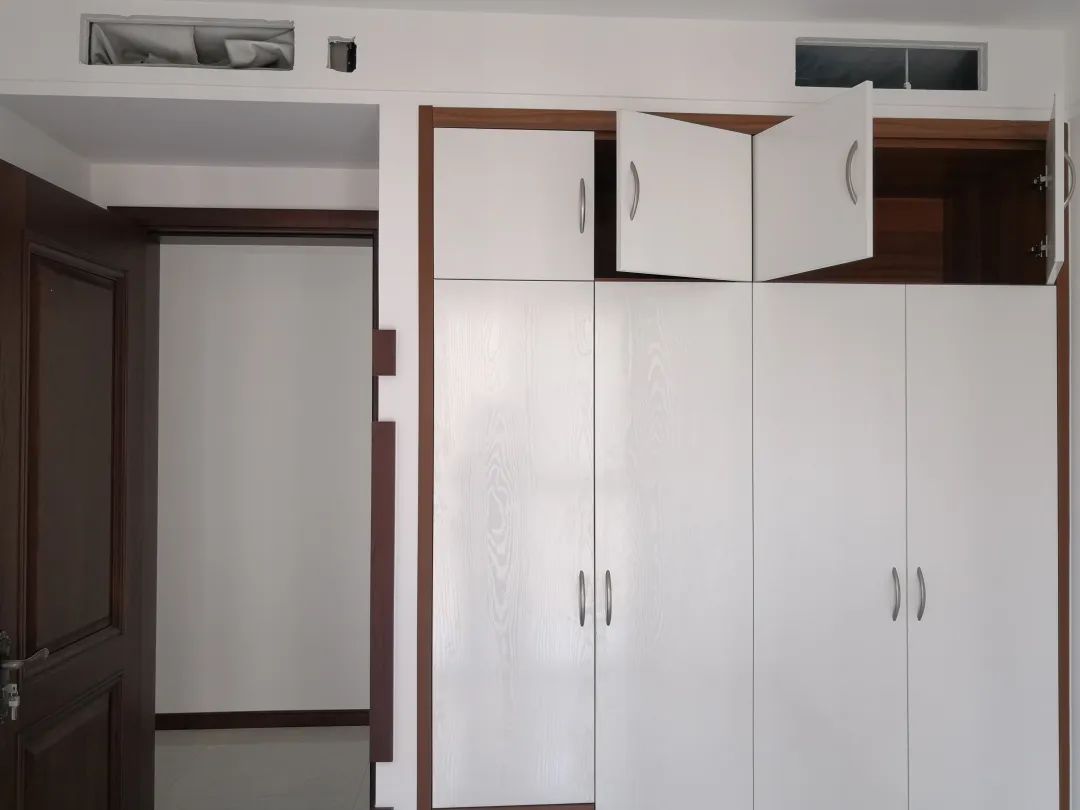 卧室无凹位怎么实现嵌入式衣柜?这样侧边砌10cm薄墙,美观又实用!