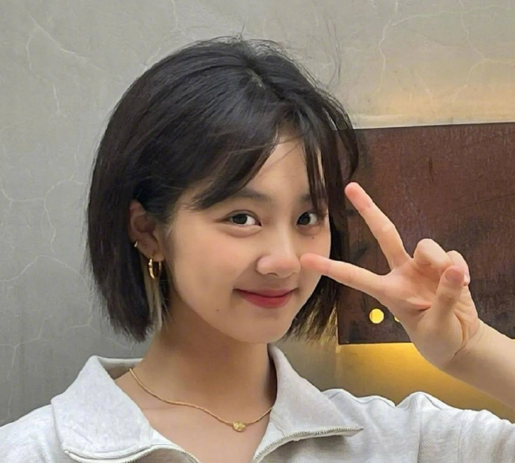 黄忆慈|16岁黄多多乡下田里拍照!穿短裙露出一截长腿,3个耳洞太抢眼