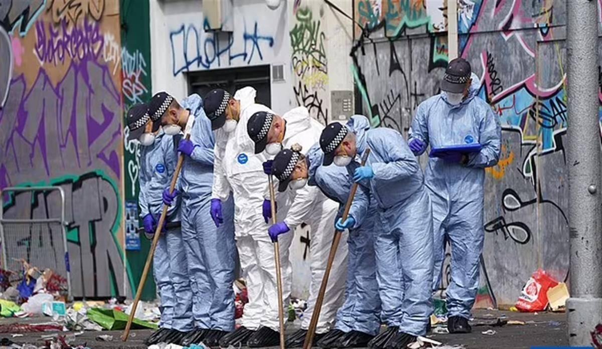 英国诺丁山狂欢节失控,说唱歌手被刺死,女警被多人“侵犯”