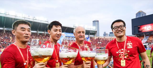 广州队|官宣！中国男足57岁前主帅签约！强于郑智，1人兼2职，广州队功臣