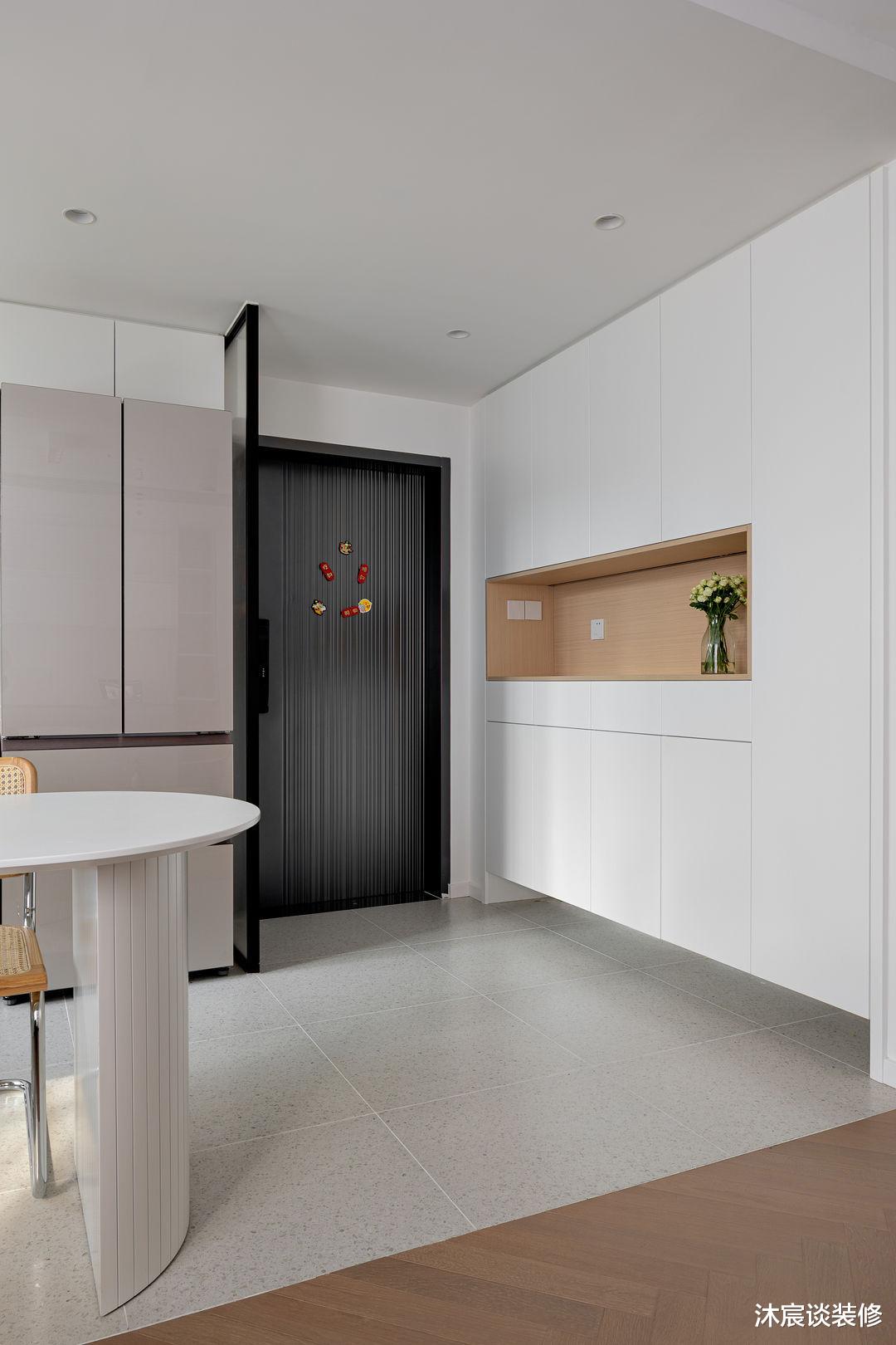 60平装出了3室2卫,用纯白与原木,不豪华却温暖治愈,收纳也超多