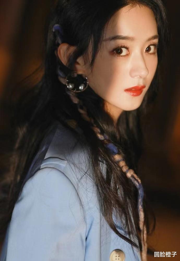 赵丽颖|赵丽颖穿西装太酷了，一身蓝色西装配马丁靴，又温柔又酷飒