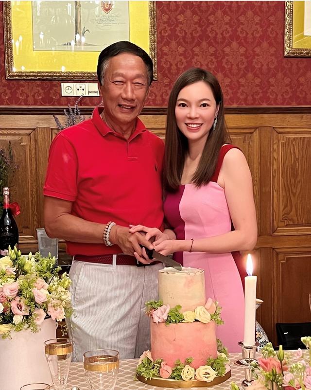 曾馨莹|71岁郭台铭庆结婚周年,搂腰小24岁娇妻脸通红