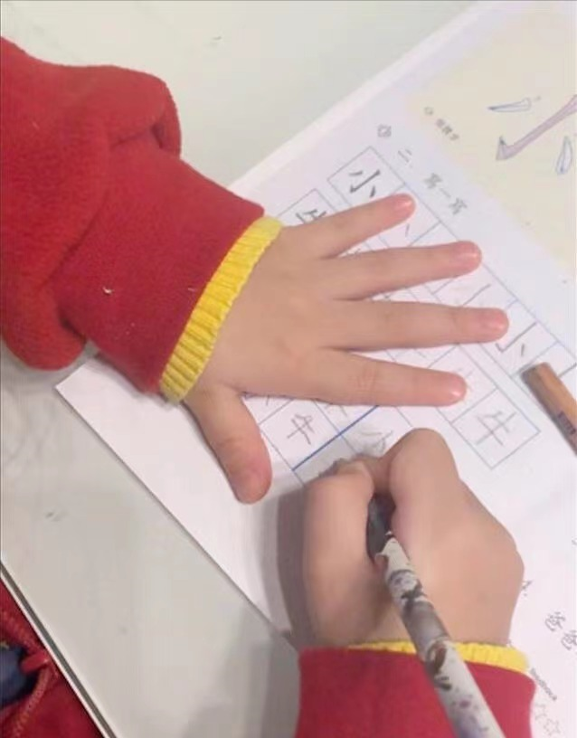 方媛|郭富城大阵仗陪妻出门，乘豪车眉头紧锁，长女身高猛长眼睛似爸