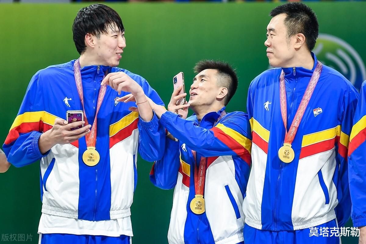 国足|别不服，中国男篮会像国足一样沉沦吗？