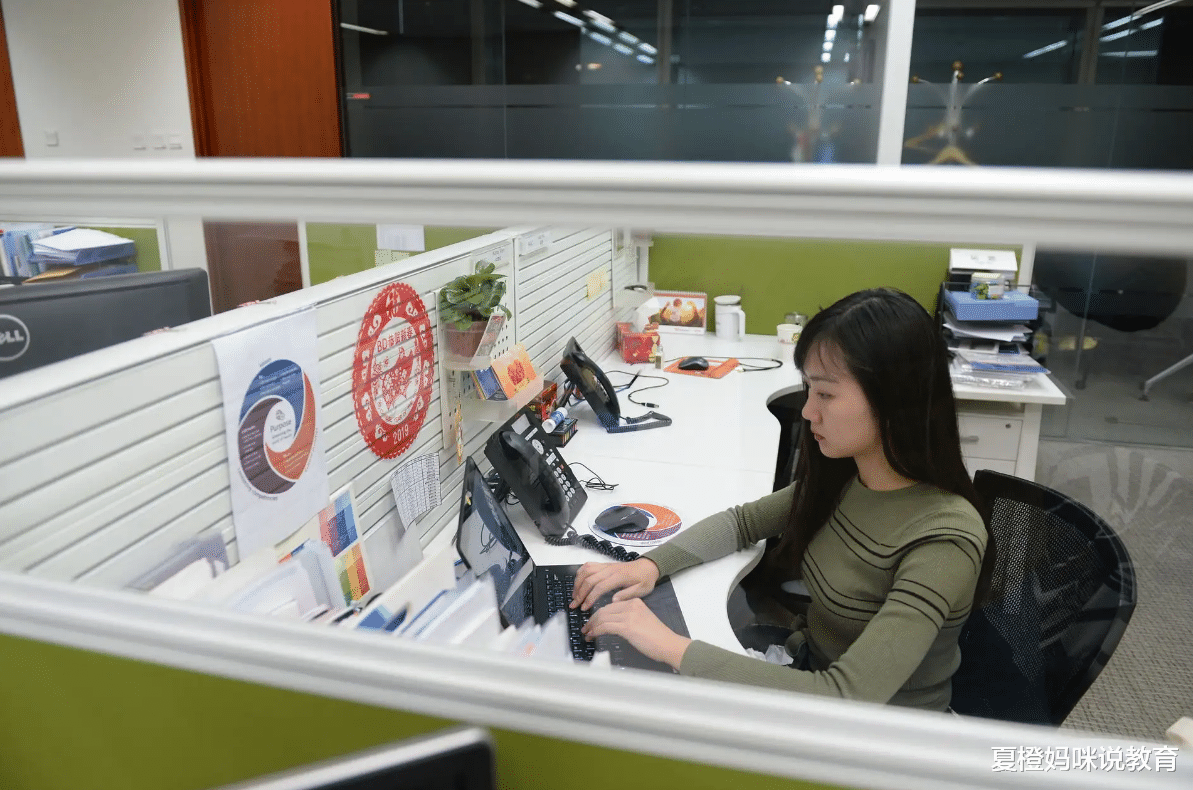 大学生|降薪后职工选择“摆烂”，下班后直接失踪，领导有气没地撒