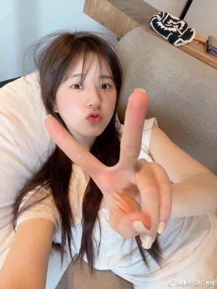 摄影技巧:沙发照怎么拍又纯又欲?女网红们都是这样拍的