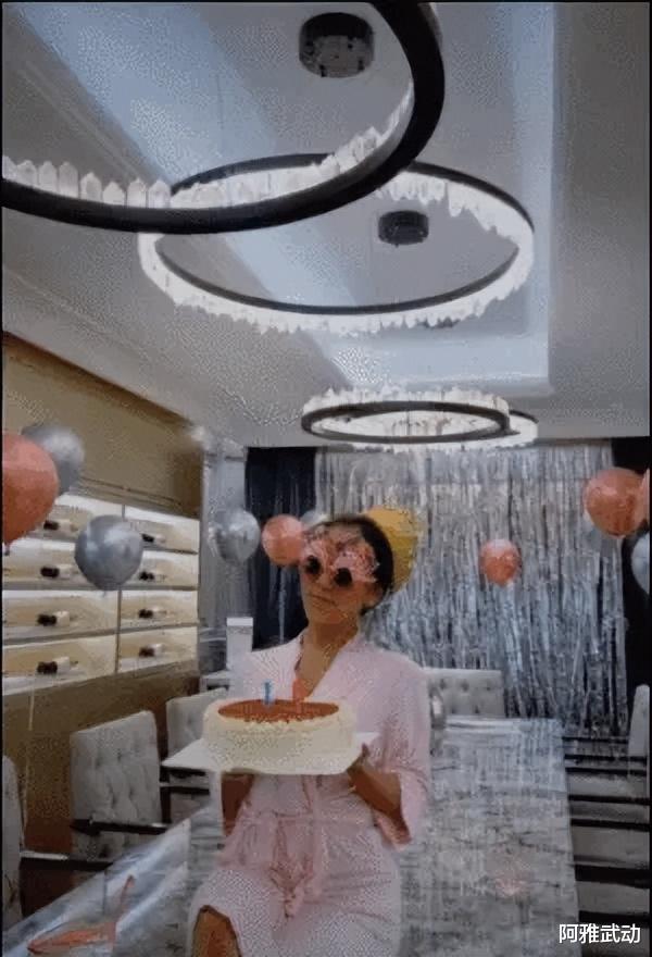 何洁|养不起孩子、最穷只有100万、直播大哭喊累,求你们,别演了