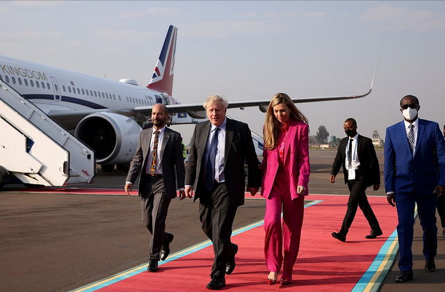 英国第一夫人又租裙子亮相！花200块钱穿2万8的裙子，太会过日子