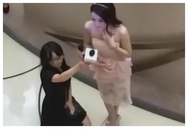 明星|助理跪地举话筒，跪地帮明星穿鞋，片酬上亿，明星不需要大家心疼