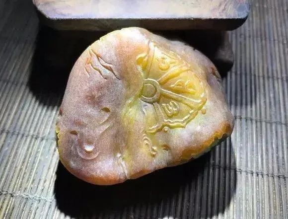 翡翠|?翡翠丨中千入手的大马坎翡翠原石,巧色巧雕齐天大圣,意境十足!