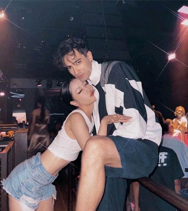 韦唯|韦唯儿子私生活惹争议,左拥右抱不同异性举止亲密,长相帅气多金