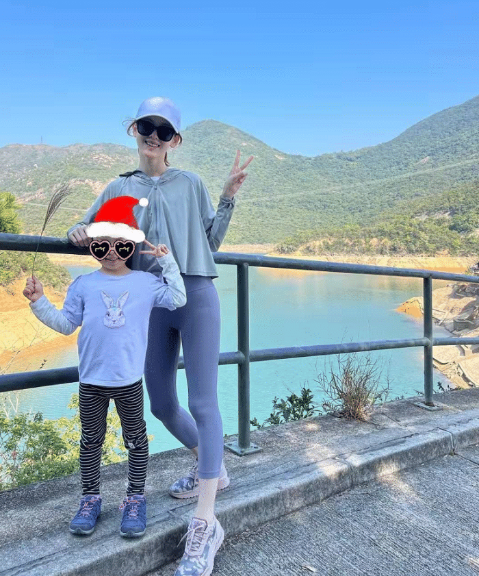 章泽天|刘强东携妻女三亚度假被偶遇,持单反为孩子拍照,章泽天身材纤瘦