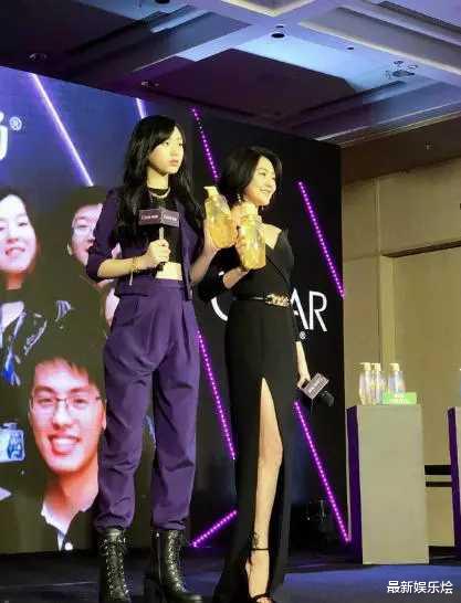 小S|小S带女儿上活动：女儿高S半头，母女俩标志性小眼睛堪称复制粘贴