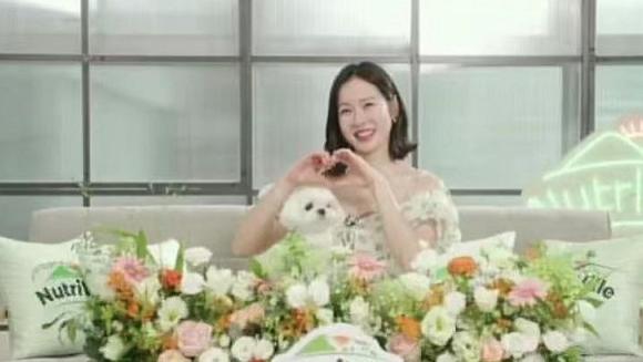 孙艺珍|孙艺珍孕晚期外出用餐，晒腹部特写照，穿宽松衣物孕味十足