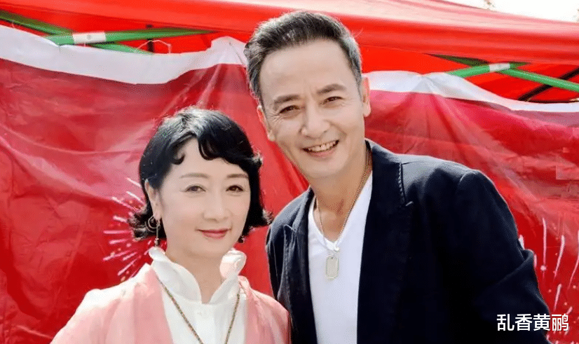 贾宝玉|都曾是宝玉候选人，都对心爱姑娘表白，一个割腕自杀一个抱美人归