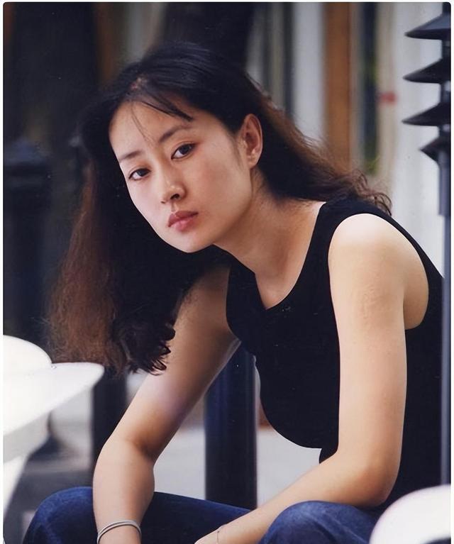 刘敏涛|46岁刘敏涛和男子车内激吻！双眼紧闭十分投入，素人男友长相一般