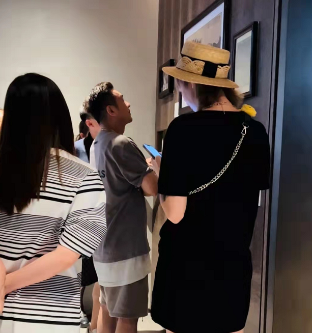 陈浩民|曝陈浩民花近800万买房，在售楼部获多人接待，与粉丝合影没架子