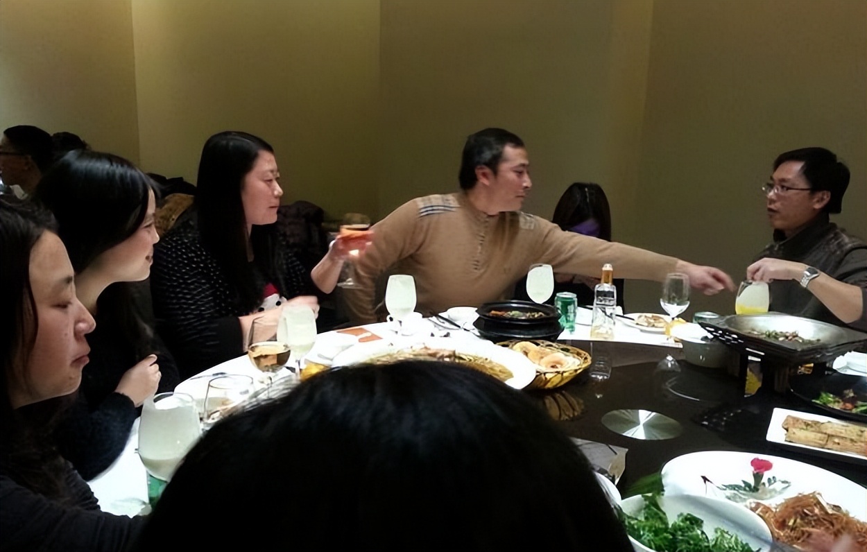 提醒中年人：和别人喝酒时，不要有这“3个毛病”，容易得罪人