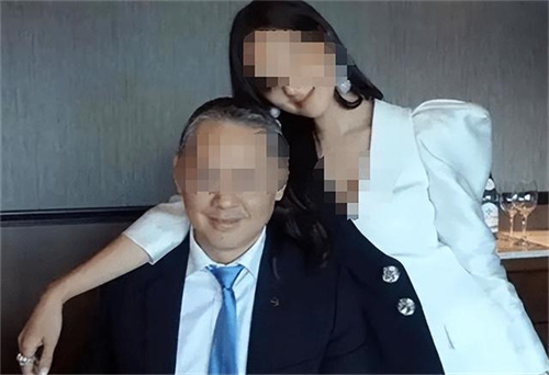 2018年,56岁富豪包养21岁女学生,因其特殊癖好致子宫受损酿血案