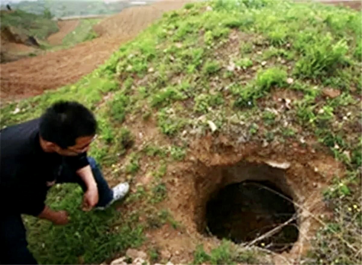 湖北老头发现自家祖坟冒青烟,选择报警,专家赶到后连忙挖开祖坟