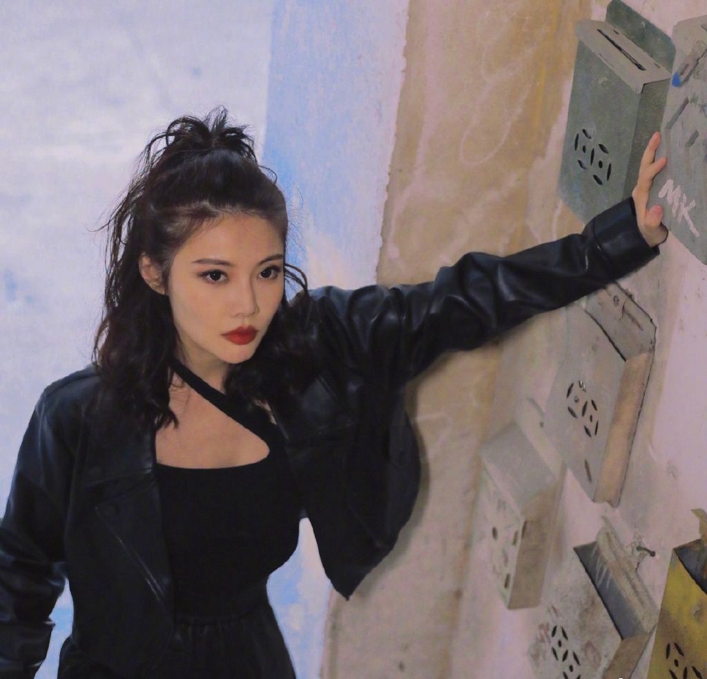 滨边美波|徐冬冬另辟蹊径!山洞拍照身材丰腴被夸