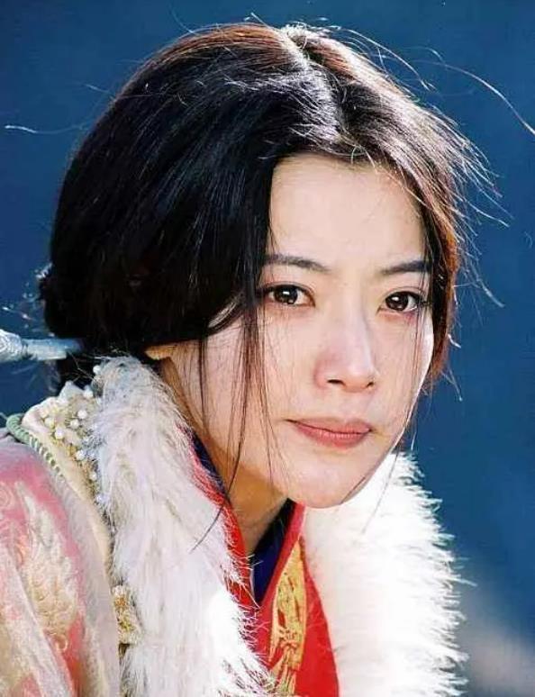 成龙|金喜善拍戏体力不支晕倒了，成龙抱着金喜善到酒店进行紧急抢救