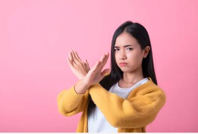 继父趁妻子不在家,居然对继女动手动脚,继女终于爆发了