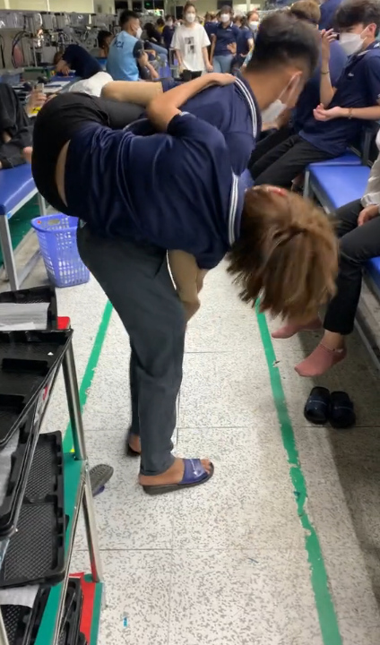 男子在车间里横抱女子转圈,同事欢呼,经理:让她以后怎么嫁人