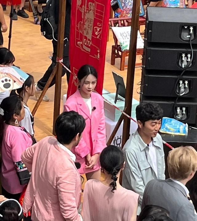 沈梦辰|沈梦辰参加婚礼被偶遇，当伴娘抱暖壶，一身粉色超漂亮