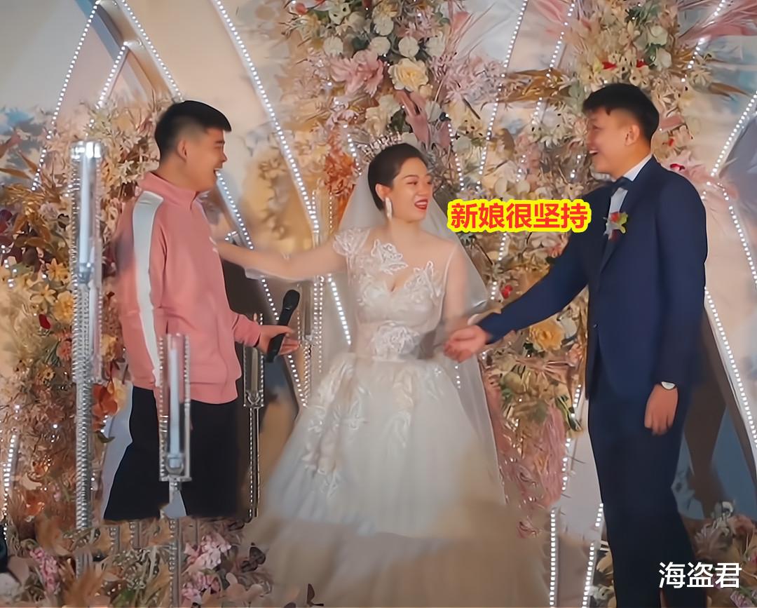 男同学要抱新娘,新郎摆手转身就走,新娘高情商拉他来“三人抱”