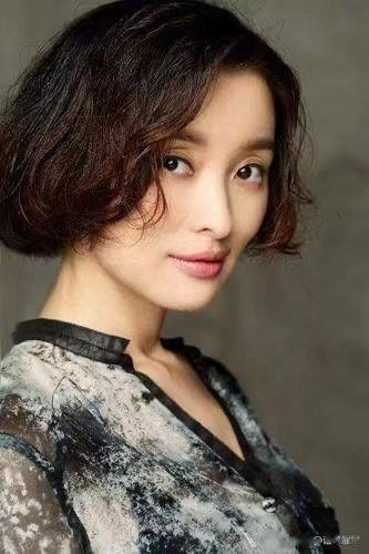 吴越|吴越:晒素颜合影,气质优雅,50岁仍单身,坦言一心扑在事业上