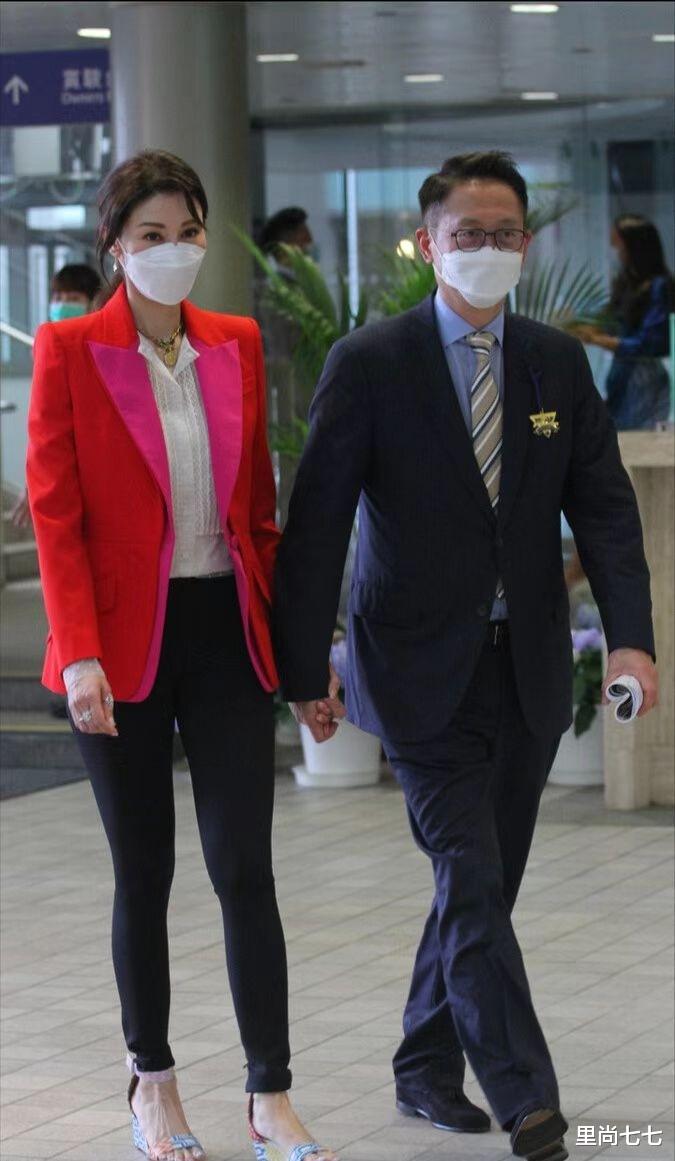 李嘉欣|李嘉欣胖得挺明显！穿健美裤配西装像妇女主任，终于接地气了