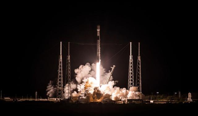 36小时发射三枚火箭，单个助推器重复使用15次，SpaceX要成精了！