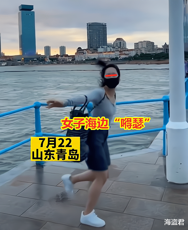 女子海边大风中“嘚瑟”,又蹦又跳“装幼稚”,结果挎包被吹海里