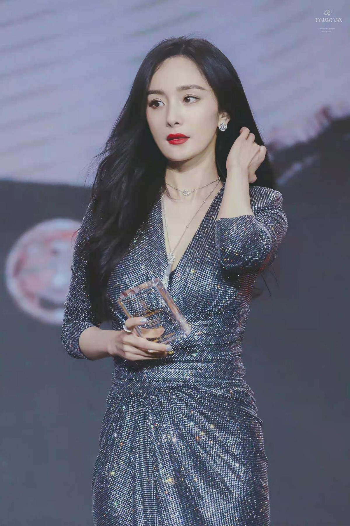 宋智雅 杨幂虎年时尚资源开挂！湿发挡脸侧身站身材性感，黑色美甲真霸气