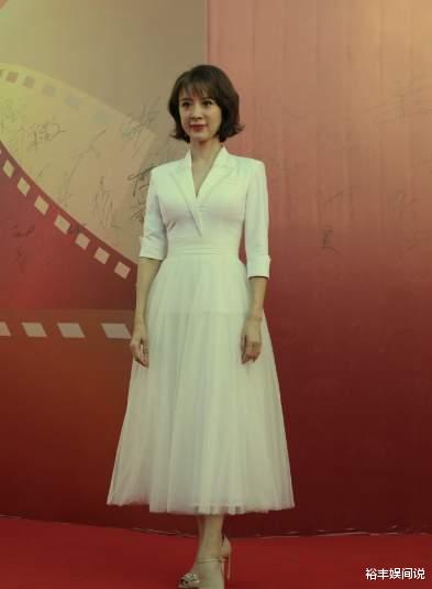 王德顺|86岁王德顺现身红毯!扎辫子留胡须身形健硕,昂首阔步状态似30岁