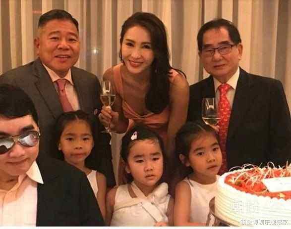 黎姿 50岁黎姿巴黎拍美照，生三个娃后暴瘦见骨，为了少女感过度减肥？