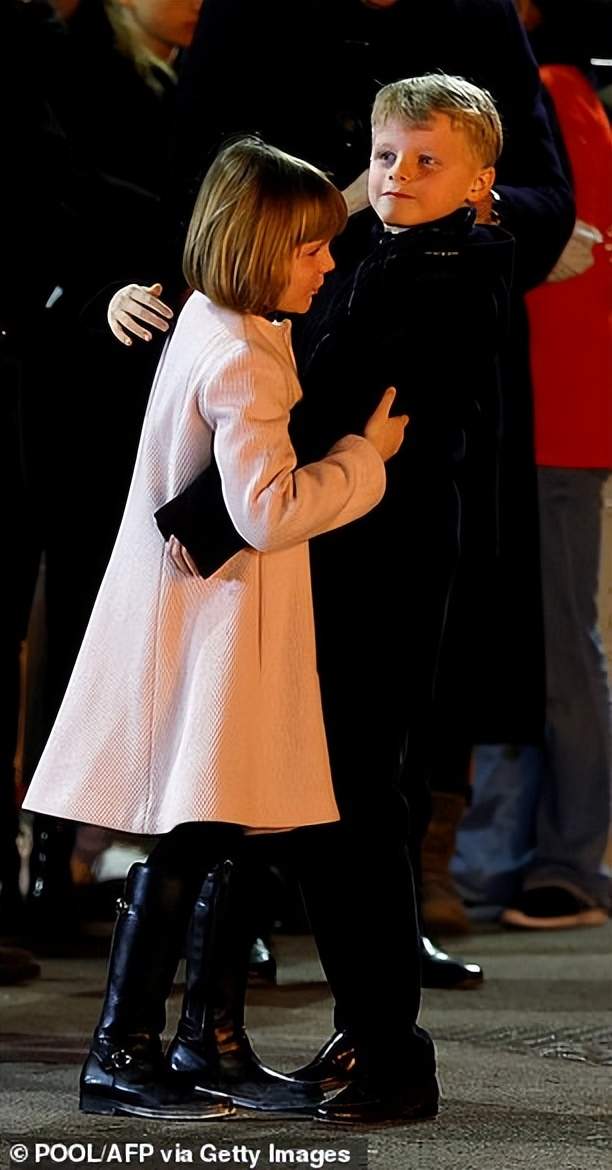 春节档|夏琳携一对儿女营业，龙凤胎难舍难分好可爱，暖男宝宝雅克太宠姐