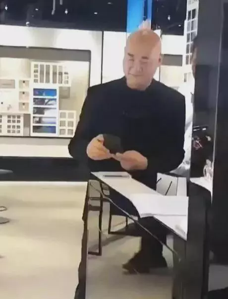 迟重瑞|迟重瑞:孤零零一个人逛街,上亿身价没人陪,网友:这才能做自己