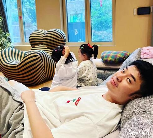 陈赫|陈赫晒同女儿做核酸照，父女两人互动尽显温馨，网友：瘦了