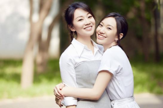 闫妮|51岁闫妮与女儿同框照曝光，穿着大胆引热议，网友：不伦不类